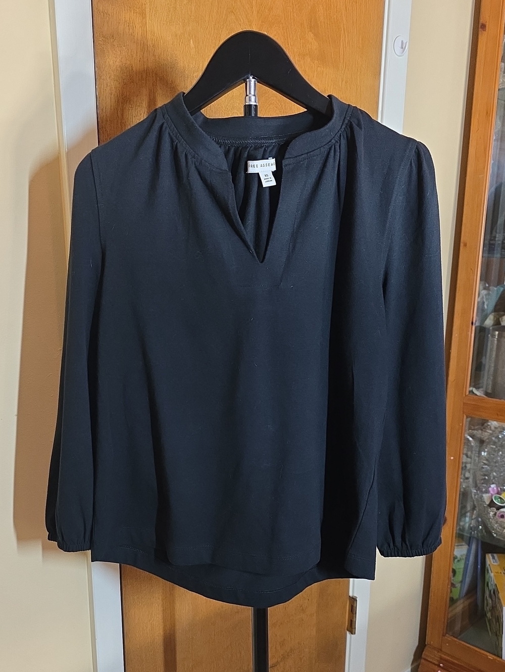 Free Assembly Black V-Neck Long-Sleeve Blouse Sz XS Very Good Condition